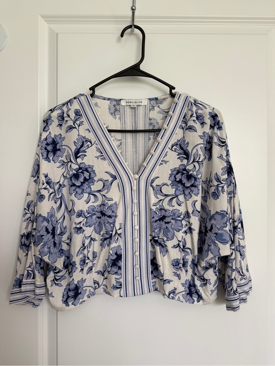 Rose & Olive Tops - Rose & Olive Blue Floral V-Neck Button Front Women’s Cropped Top